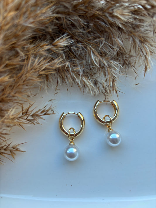 Chunky Pearl Huggies (Gold)